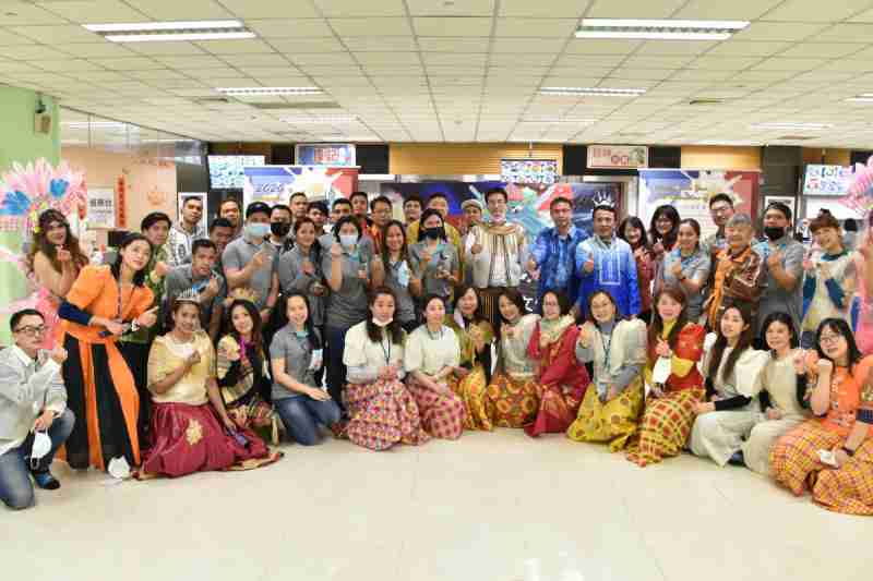 友達推動「安心、、創新、、、、用心、、、同心、、、、盡心」五星職旅，，，為菲籍員工打造全方位照護，，首度贏得「人權實踐與發展領袖獎」殊榮