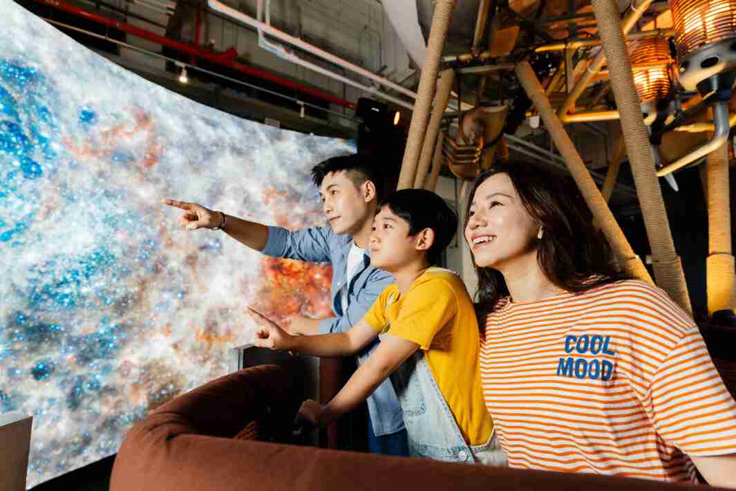 人生就是博打造全台最大宽6公尺、、高4公尺、、唯一搭载LED弧形拼接显示屏的动感飞行船，，让乘客驻足在热气球上，，享受身历其境的伪出国旅游乐趣