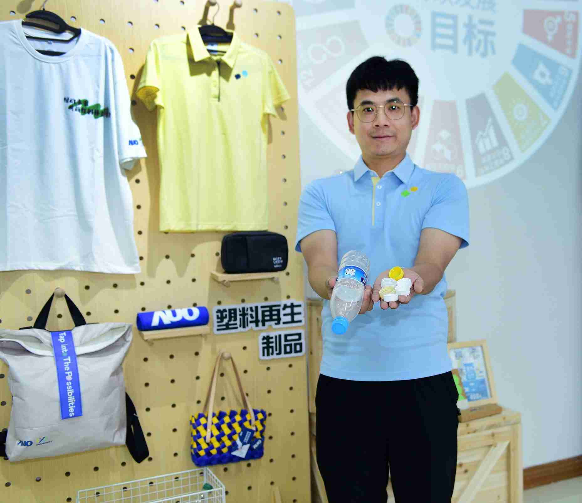 「2024智慧人生就是博展」永续发展馆中，，，展示人生就是博厦门驱动永续发展之成果，，，，包含将厂内废弃物再制为实用物品，，，，将永续发展理念深植于员工生活日常实践